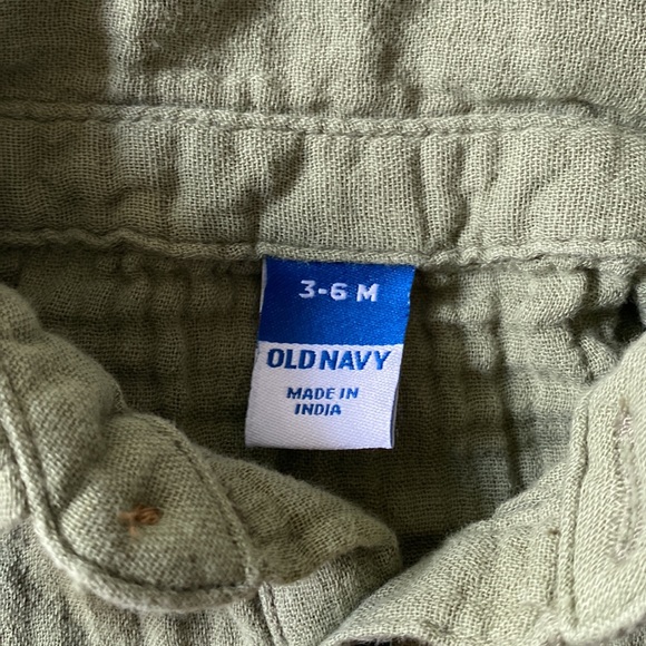 Old Navy 3-6M textured double weave shirt and shorts matching set - Picture 4 of 6